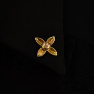 Blusa negra con bordado