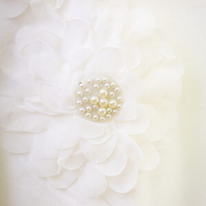 BLUSA COLOR BLANCA CON FLORES BORDADAS